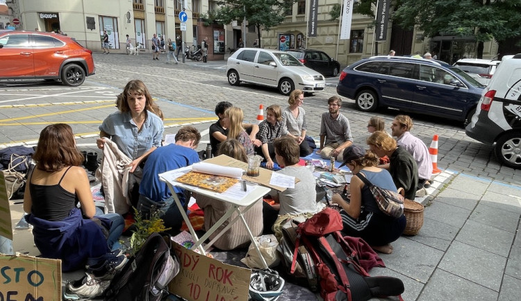 V centru Brna se povalují ekoaktivisté. Vadí jim, že po městě jezdí hodně aut