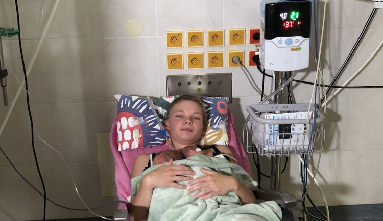Maminka na oddělení JIP s dvojčaty
