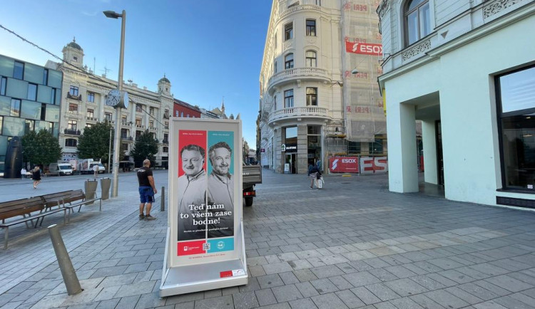 Podané ruce zahajují kampaň na očkování posilovací dávkou. Očkování u nich podporují i Konvalinka se Smejkalem