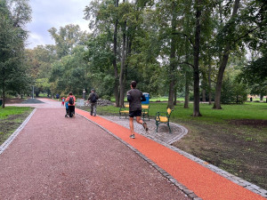 Bahno a málo místa pro běžce. Lidé v Brně kritizují opravené cesty v parku