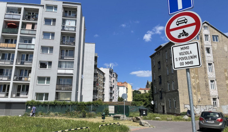 S parkováním zadarmo je konec. Řidiči za stání ve vnitroblocích zaplatí