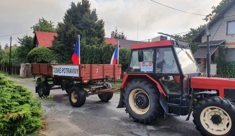 Sedláci na jižní Moravě vzali traktory a jeli protestovat proti Green Dealu