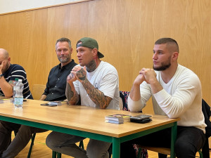 Profi zápasníci z klecí rozdávají brněnským školákům rady proti šikaně