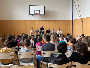 Profi zápasníci z klecí rozdávají brněnským školákům rady proti šikaně