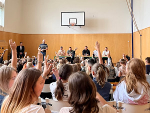 Profi zápasníci z klecí rozdávají brněnským školákům rady proti šikaně