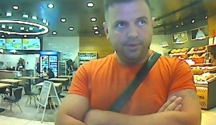 Potetovaný muž znal můj pin ke kartě, smutní okradená důchodkyně z brněnského obchoďáku 