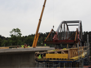 Blansko se blíží vytouženému mostu. Překlenuje železnici i řeku