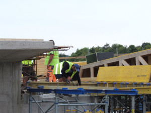 Blansko se blíží vytouženému mostu. Překlenuje železnici i řeku