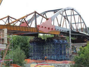 Blansko se blíží vytouženému mostu. Překlenuje železnici i řeku