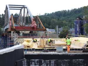 Blansko se blíží vytouženému mostu. Překlenuje železnici i řeku
