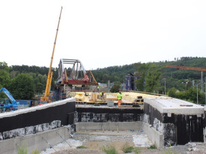 Blansko se blíží vytouženému mostu. Překlenuje železnici i řeku
