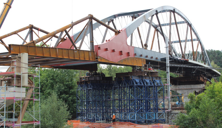 Blansko se blíží vytouženému mostu. Překlenuje železnici i řeku