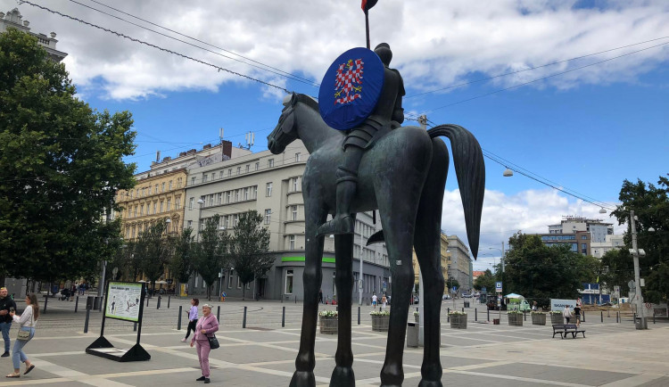 Pod brněnským koněm se servali cizinci kvůli rozlitému pivu