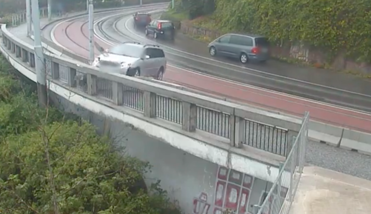 Žena v Brně najela na mokré koleje. Před pádem do stráně ji zachránilo zábradlí