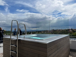 Venkovní vířivka na střešní terase