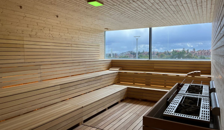 Vnitřní sauna s výhledem na Brno