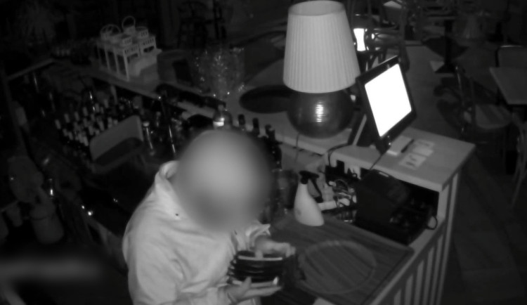 VIDEO: Muž vykopl dveře restaurace. Svlékl se, najedl, napil a usnul na podlaze