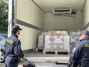 Cizinci nacpali do dodávky tunu léků. Tablety na drogy jim vzali celníci