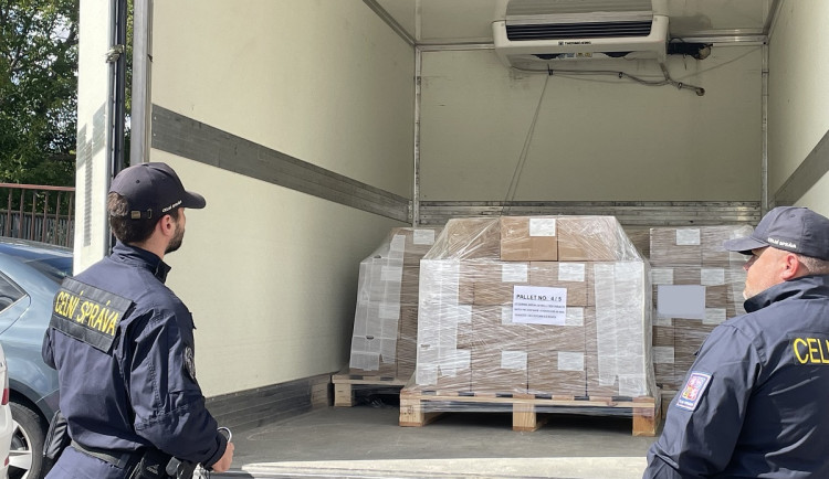 Cizinci nacpali do dodávky tunu léků. Tablety jim vzali celníci