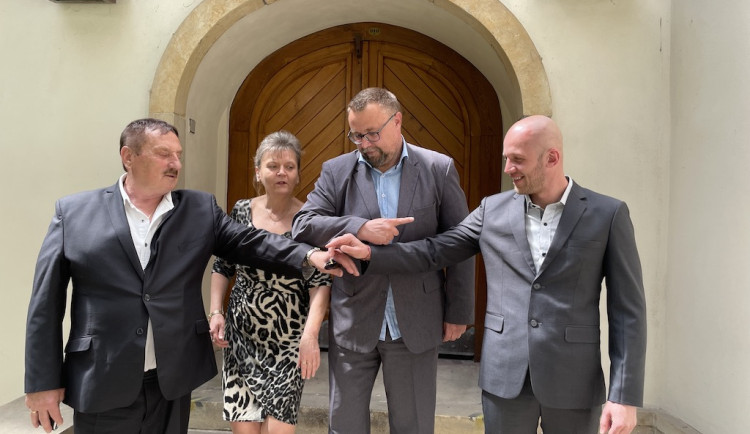 V květnu měli zástupci Restartu pro Brno důvod k úsměvu, po volbách nikoli. ZlevaPetr Hudlík, Jana Fialová, Martin Řiha a Zdeněk Pernica
