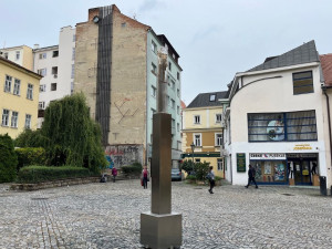 Socha Levitace z dílny akademického sochaře.