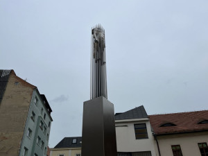 Brno obdivuje novou propíchanou sochu ženy