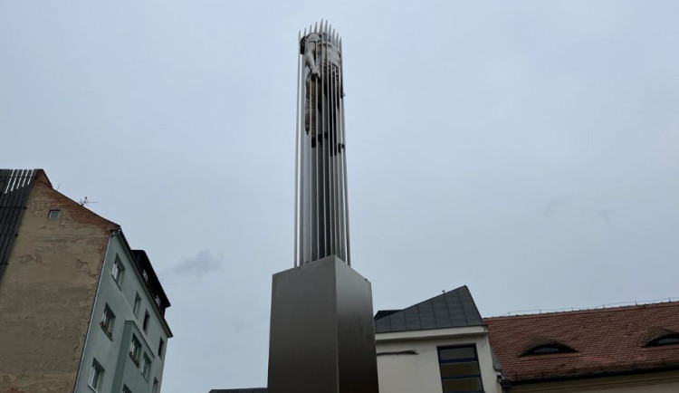 Brno obdivuje novou propíchanou sochu ženy