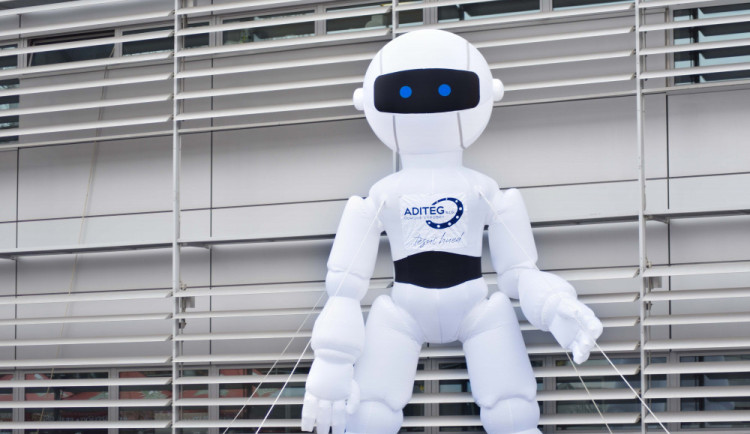 5G síť i robot, který čepuje pivo. V Brně začíná strojírenský veletrh
