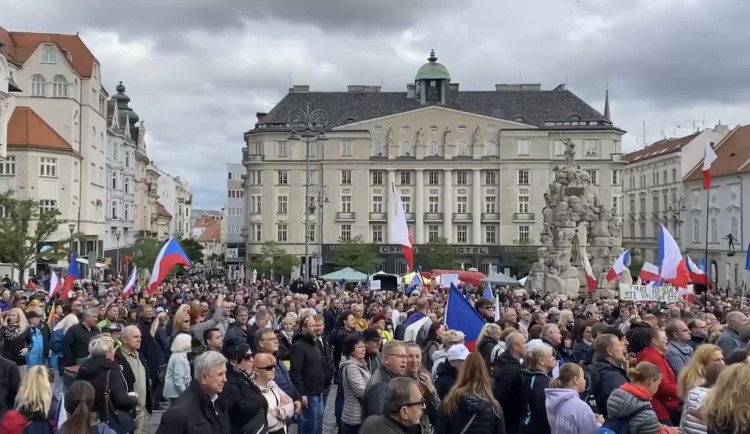 Tisícovka lidí v Brně si zakřičela proti vládě a poslechla si, jak Ortel zpívá hymnu