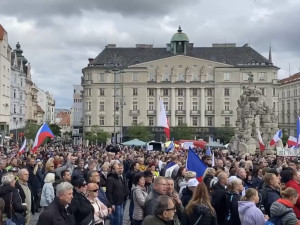 Tisícovka lidí v Brně si zakřičela proti vládě a poslechla si, jak Ortel zpívá hymnu