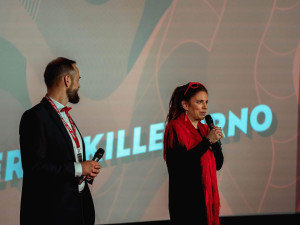 Dobré ráno, Brno, říká režisér Prušinovský a tropí si z města žerty. Nejvíc to schytává Česká televize