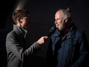 Dobré ráno, Brno, říká režisér Prušinovský a tropí si z města žerty. Nejvíc to schytává Česká televize