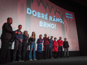 Dobré ráno, Brno, říká režisér Prušinovský a tropí si z města žerty. Nejvíc to schytává Česká televize