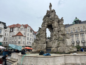 Na vině za předčasným zazimováním kašen je chladno i drahé energie.