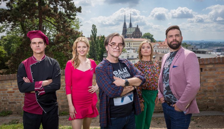Dobré ráno, Brno, říká režisér Prušinovský a tropí si z města žerty. Nejvíc to schytává Česká televize