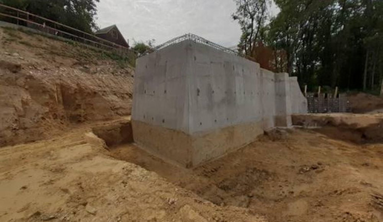 Rekonstrukce Předního rybníku v Hustopečích se se blíží ke konci.