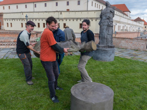 V Brně vystavili psí těla bez hlav. Armáda soch hlídá Špilberk