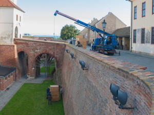 V Brně vystavili psí těla bez hlav. Armáda soch hlídá Špilberk