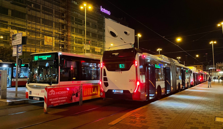 Na nádraží v Brně bojovali muži. Po bitce si zaběhali se strážníky