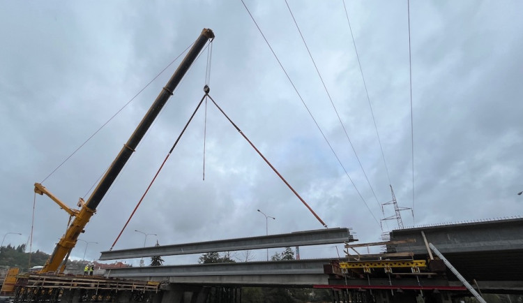 Brno pozoruje, jak dělníci usazují nosníky nového mostu. Bude součástí městského okruhu