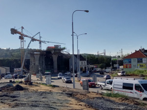 Brnu roste nový úsek městského okruhu. Dělníci usazují nosníky nového mostu přes řeku