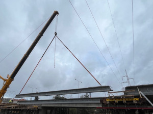 Brno pozoruje, jak dělníci usazují nosníky nového mostu. Bude součástí městského okruhu