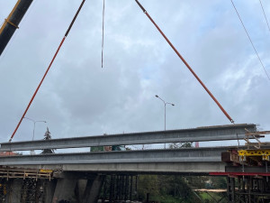 Brnu roste další úsek městského okruhu. Dělníci jeřábem usazují nosníky nového mostu