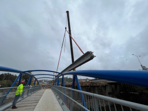 Brnu roste další úsek městského okruhu. Dělníci jeřábem usazují nosníky nového mostu