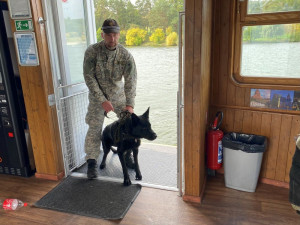 Brněnští strážnici nacvičovali zásahy v krizových situacích na lodi. Součástí tréninku byli i psi