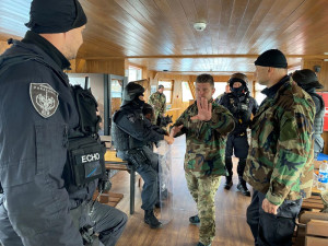 Brněnští strážnici nacvičovali zásahy v krizových situacích na lodi. Součástí tréninku byli i psi