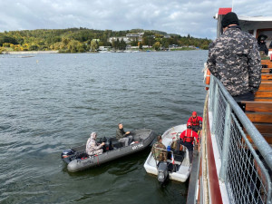 Brněnští strážnici nacvičovali zásahy v krizových situacích na lodi. Součástí tréninku byli i psi