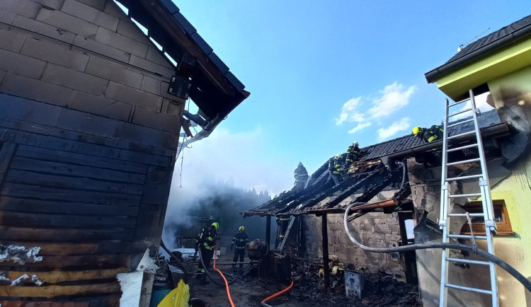 Při požáru na Brněnsku se zranili hasiči. Škoda půjde do milionů korun