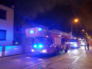 Z hořícího domu v Brně vynesli hasiči bezvládného seniora