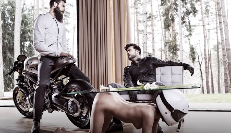 Žena jako kus nábytku? Nedůstojné, řekl brněnský soud a trestal